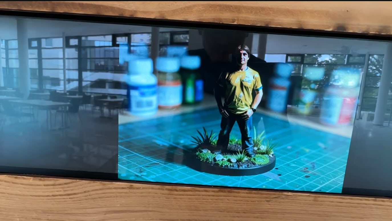 Standbild: ein Gast als bemalte Tabletop-Miniatur auf einer Base, gezeigt auf dem Bildschirm der Fotobox